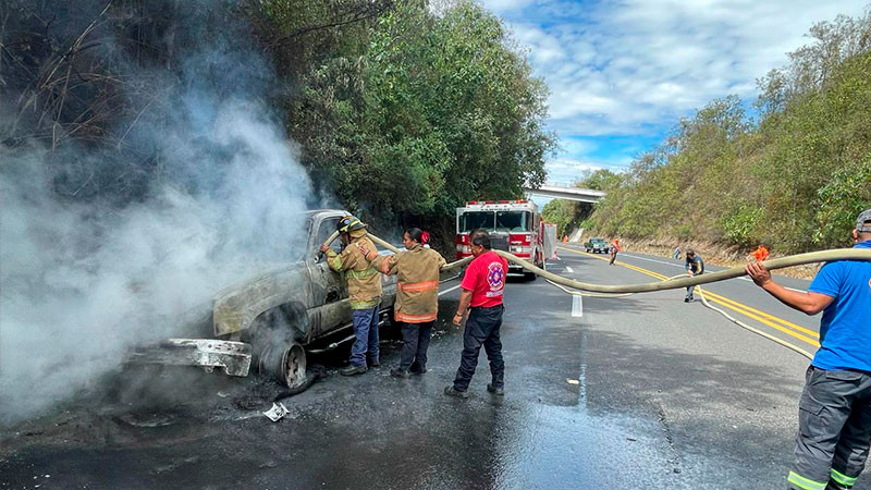 Se incendia camioneta en Zitácuaro, Michoacán; solo hubo daños materiales 