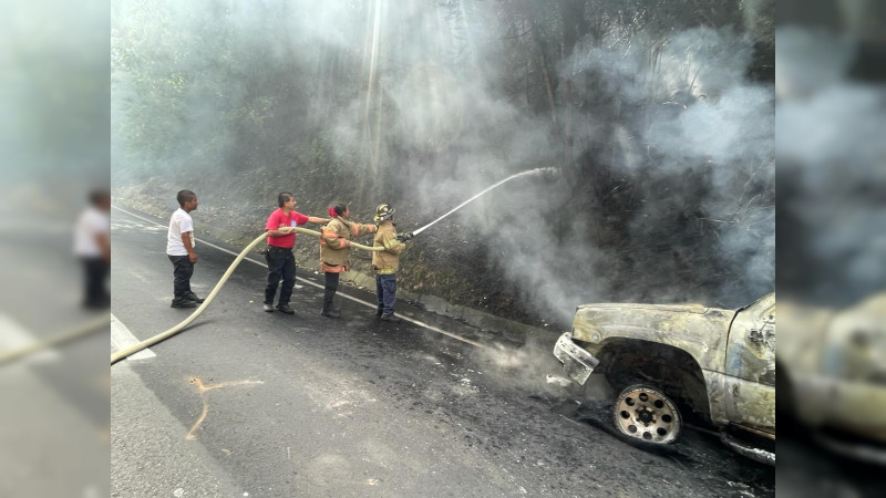 Se incendia camioneta en Zitácuaro, Michoacán; solo hubo daños materiales 