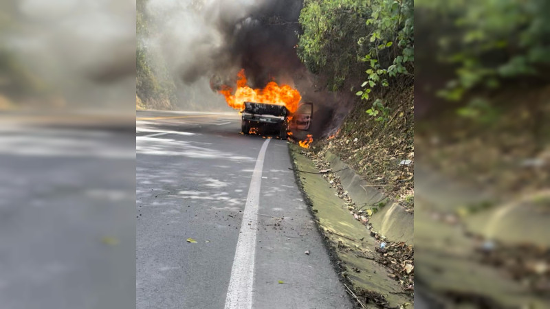 Se incendia camioneta en Zitácuaro, Michoacán; solo hubo daños materiales 