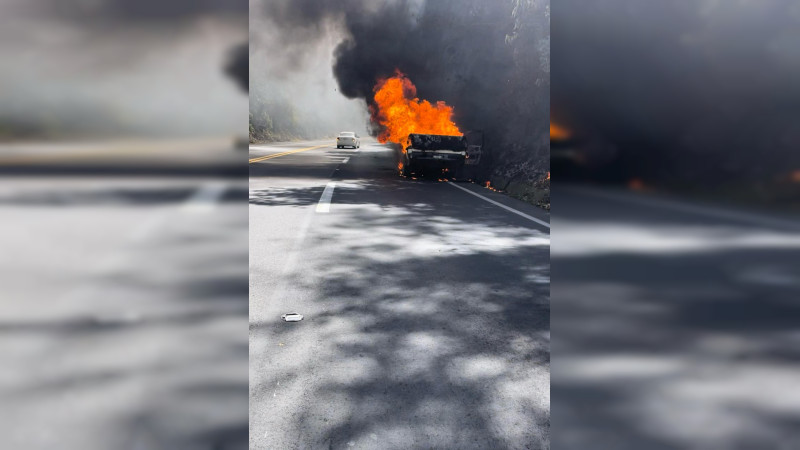 Se incendia camioneta en Zitácuaro, Michoacán; solo hubo daños materiales 