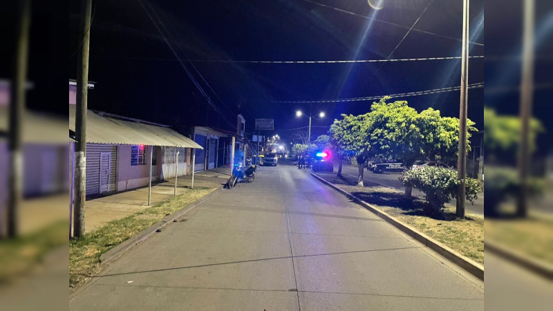 Un motociclista se debate entre la vida y la muerte luego de ser atacado a balazos en Uruapan