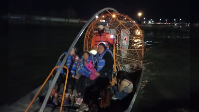 Rescatan a dos familias de migrantes en aguas del Río Bravo 