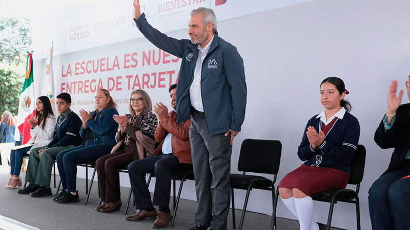 Entrega Bedolla apoyos de La Escuela es Nuestra para 16 mil estudiantes del Oriente michoacano 