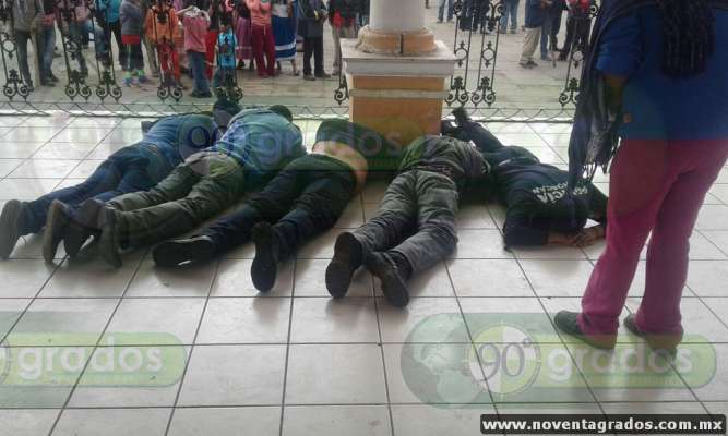 Retienen a cinco policías en Nahuatzen, Michoacán; amenazan con quemarlos  - Foto 0 