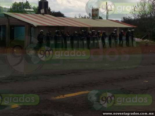 Retienen a cinco policías en Nahuatzen, Michoacán; amenazan con quemarlos  - Foto 1 