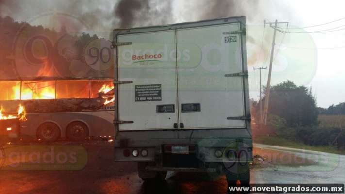 Normalistas incendian autobús y dos camionetas en Paracho, Michoacán - Foto 0 