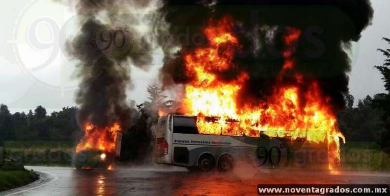 Normalistas incendian autobús y dos camionetas en Paracho, Michoacán - Foto 1 