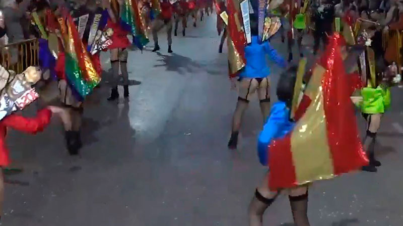 Menores de edad desfilan en lencería un carnaval en España 