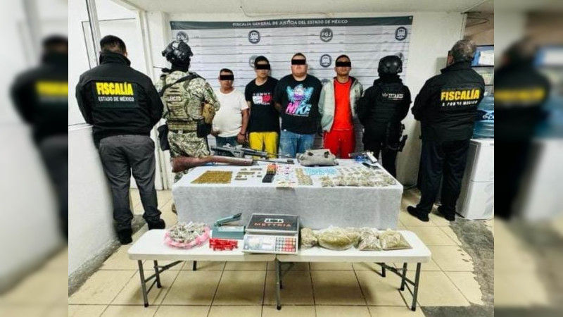 Fiscalía de Nezahualcóyotl, Edomex, asegura más de 100 dosis de droga, armas y munición en cateo 