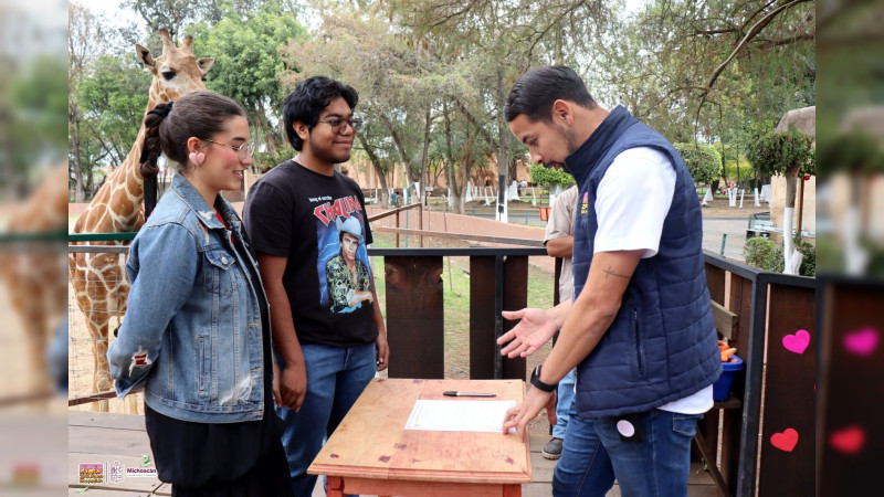 Parejas unen sus vidas en el Zoo de Morelia con las jirafas como testigos