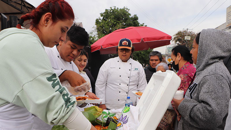 Estudiantes reparten comida en hospitales de Morelia, Michoacán 