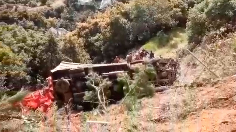 Michoacán: Se desbarranca camión cargado con aguacate en la carretera San Juan Nuevo-Tancítaro 