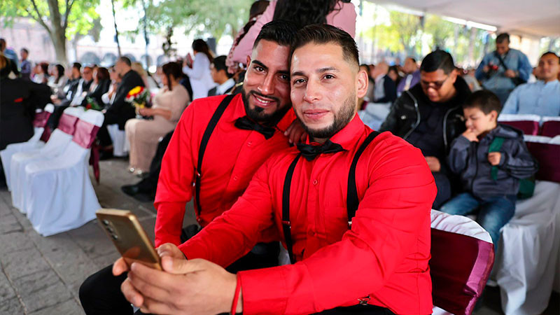 Orlando y Michel adelantan su boda y sellan su amor en ceremonia colectiva