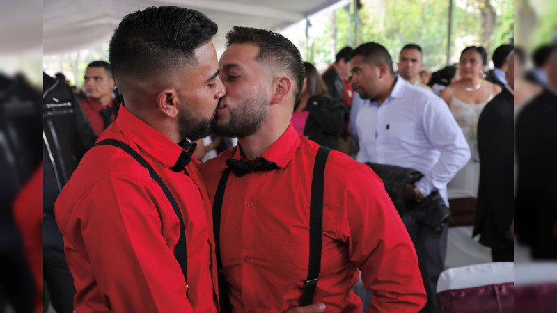 Orlando y Michel adelantan su boda y sellan su amor en ceremonia colectiva