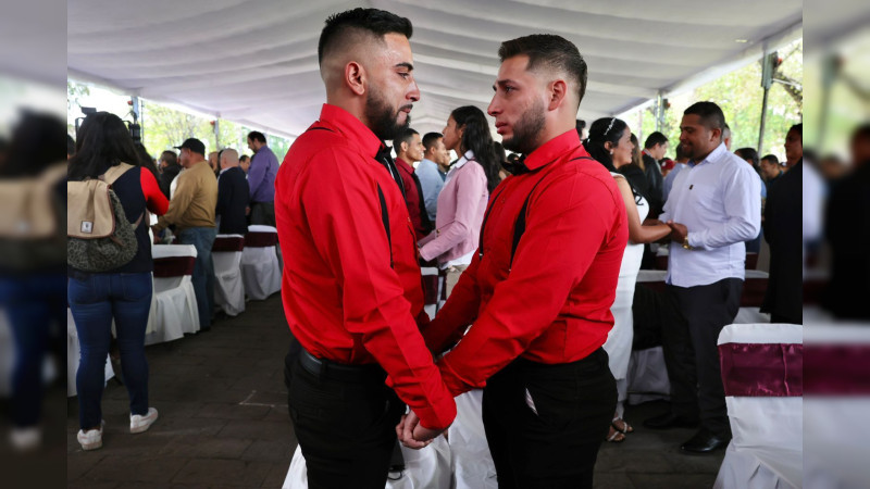 Orlando y Michel adelantan su boda y sellan su amor en ceremonia colectiva