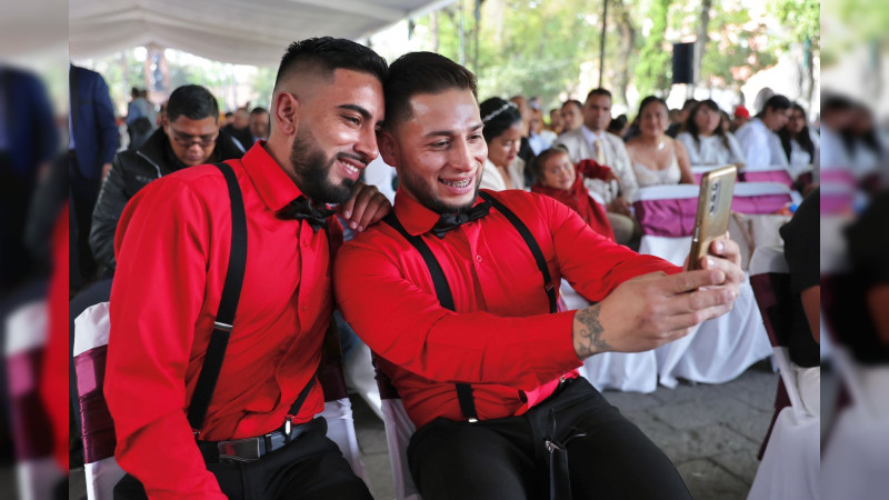 Orlando y Michel adelantan su boda y sellan su amor en ceremonia colectiva