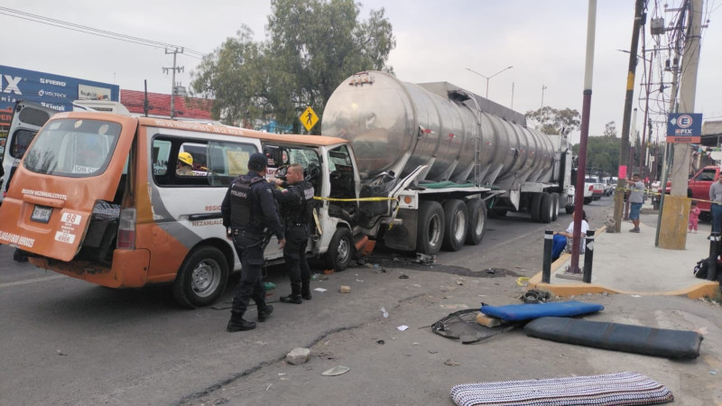 Accidente entre transporte público y pipa en la México-Texcoco deja a 13 personas lesionadas 