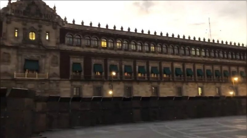 Blindan Palacio Nacional con vallas previo a Marcha por Nuestra Democracia 