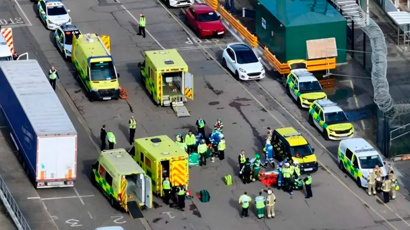 Policía del Reino Unido rescata a 6 migrantes que viajaban en un camión; hay dos detenidos 