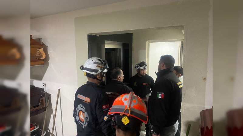 Cae elevador con tres empleados y un cuerpo en funeraria de Monterrey 
