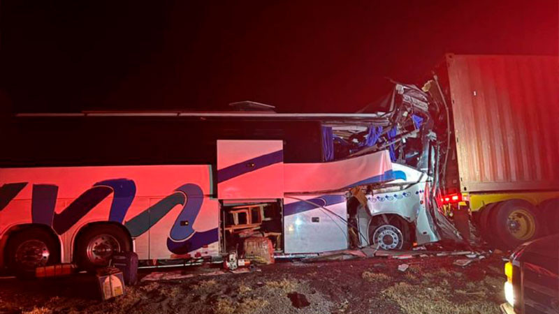 Camión choca en carretera contra tráiler, deja un muerto y 37 heridos ...