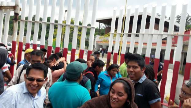 Liberan a los 30 normalistas que permanecían presos en Michoacán  