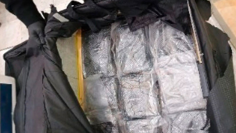 Aseguran dos maletas de viaje con 17 kilos de droga en el AICM 