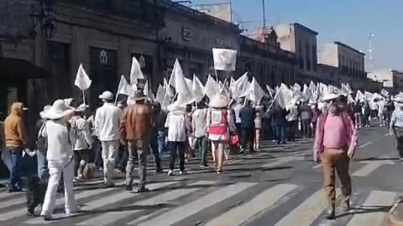 Marchan en Morelia “por Nuestra Democracia” sobre la Avenida Madero 