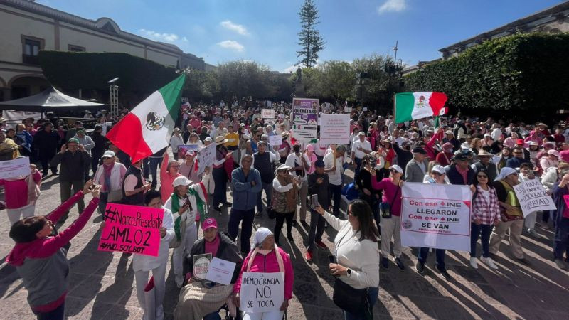 Queretanos se suman a la marcha por la democracia  
