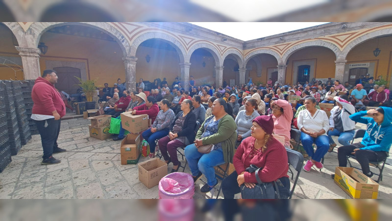 Más de mil 400 familias de 12 municipios reciben apoyo alimentario de la Sader
