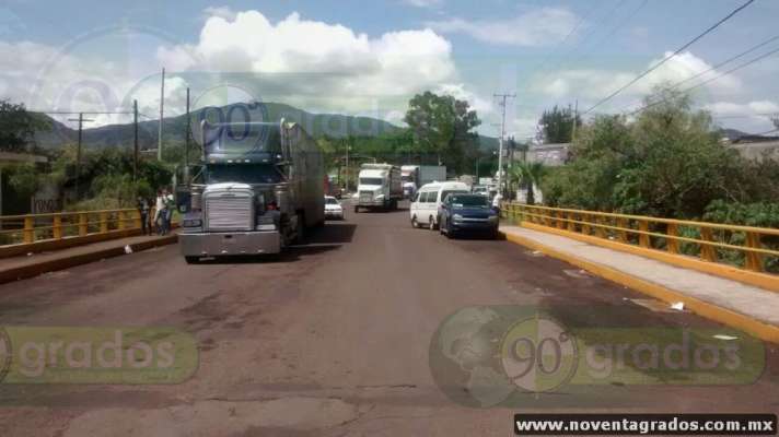 Bloquean normalistas la carretera Morelia-Pátzcuaro - Foto 2 