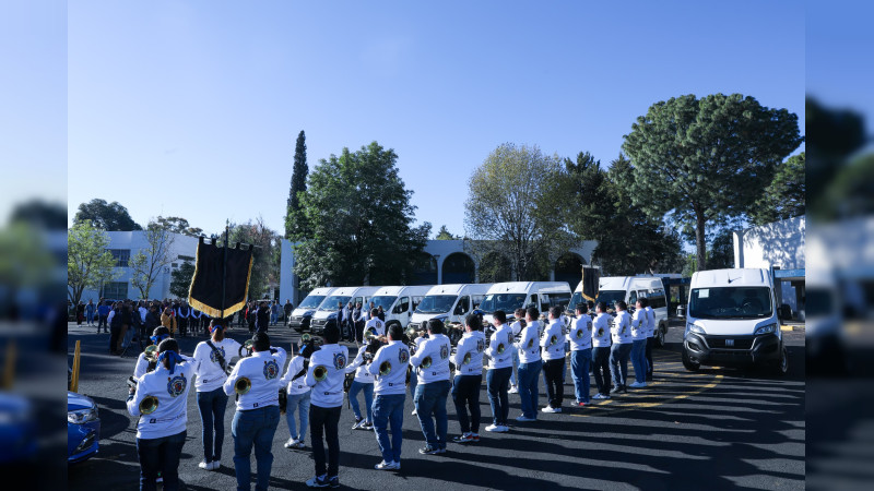 Equipan a la UMSNH con siete camionetas que mejorarán la movilidad de las y los nicolaitas