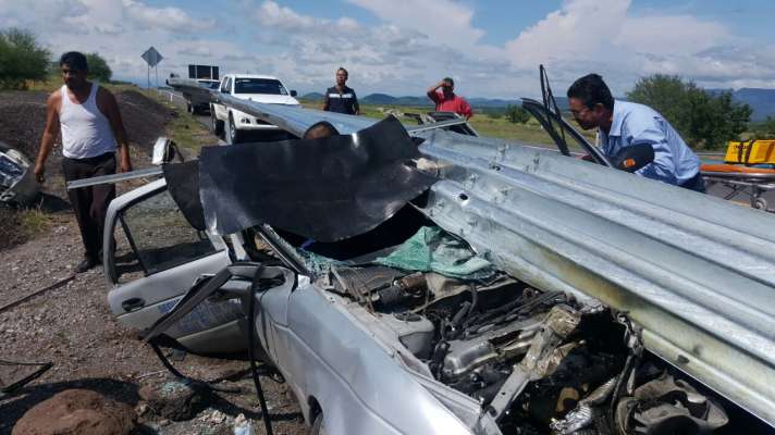 Tres heridos graves deja choque de auto contra barrera metálica en Múgica, Michoacán 