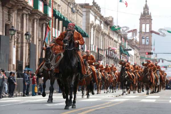 Con desfile honran al Generalísimo en Morelia - Foto 0 
