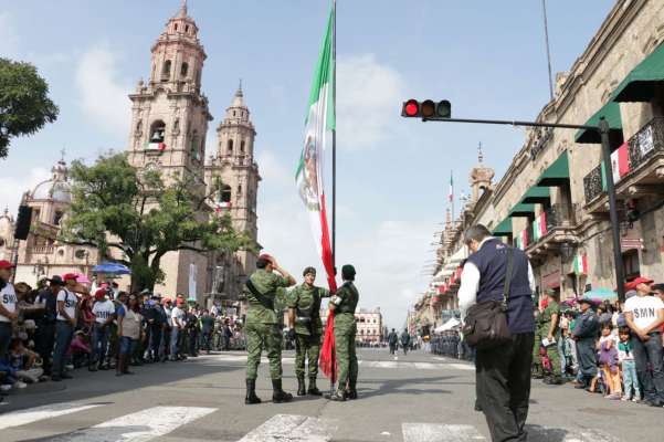 Con desfile honran al Generalísimo en Morelia - Foto 2 