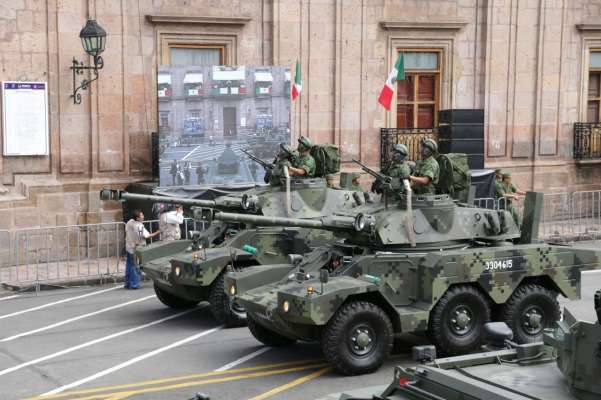 Con desfile honran al Generalísimo en Morelia - Foto 3 