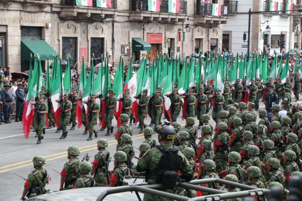 Con desfile honran al Generalísimo en Morelia - Foto 4 