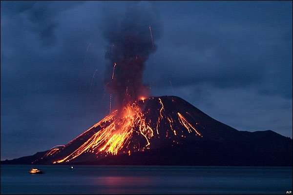Fuerte erupción en el volcán de Colima 