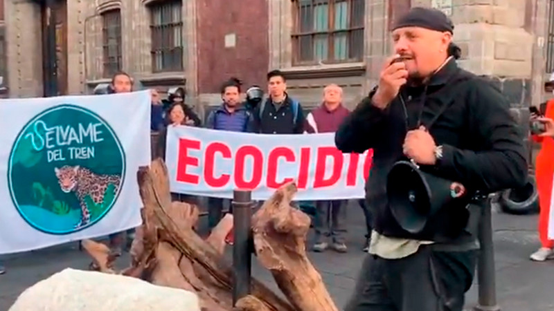 Protestan afuera de Palacio Nacional contra Tren Maya 