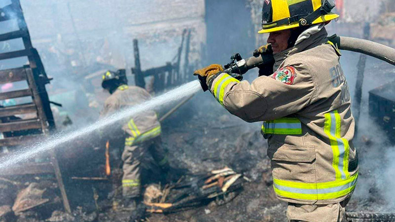 Incendio reduce a cenizas vivienda, en Morelia, Michoacán 