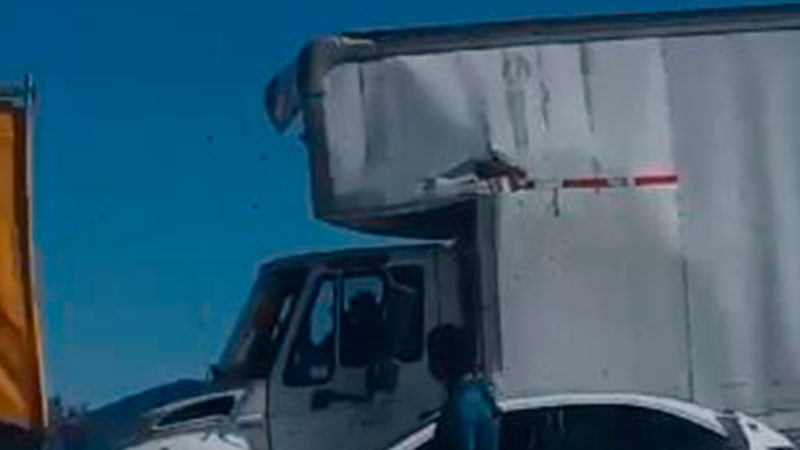 Tráiler choca contra varios vehículos en autopista de Occidente, en Michoacán 