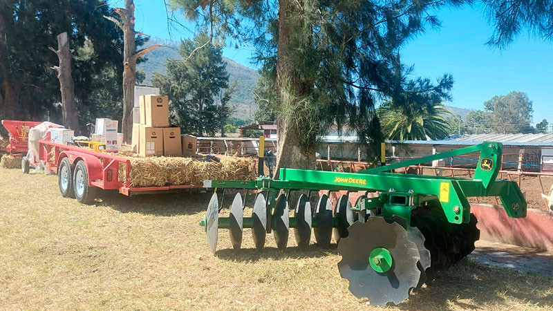Gobierno michoacano entregó maquinaria a unidades de fomento ganadero 
