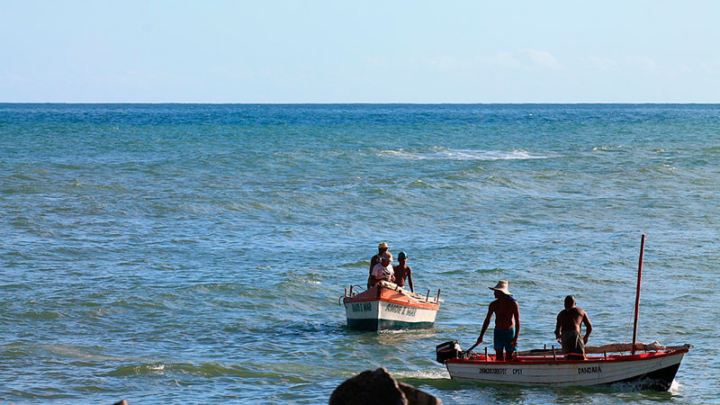 Localizan a tres pescadores extraviados desde hace dos días en mar de Yucatán 