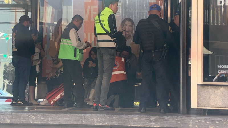 Metrobús frena de manera abrupta y pasajeros vuelan de sus asientos en la CDMX; hay 6 heridos 