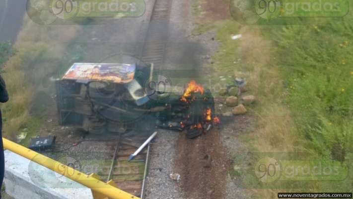 Incendian vehículo sobre las vías del tren, normalistas - Foto 0 