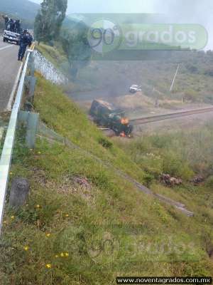 Incendian vehículo sobre las vías del tren, normalistas - Foto 2 
