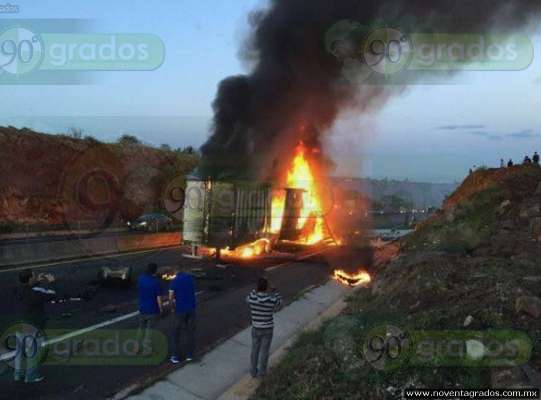 Fatal accidente deja 13 calcinados en Veracruz 