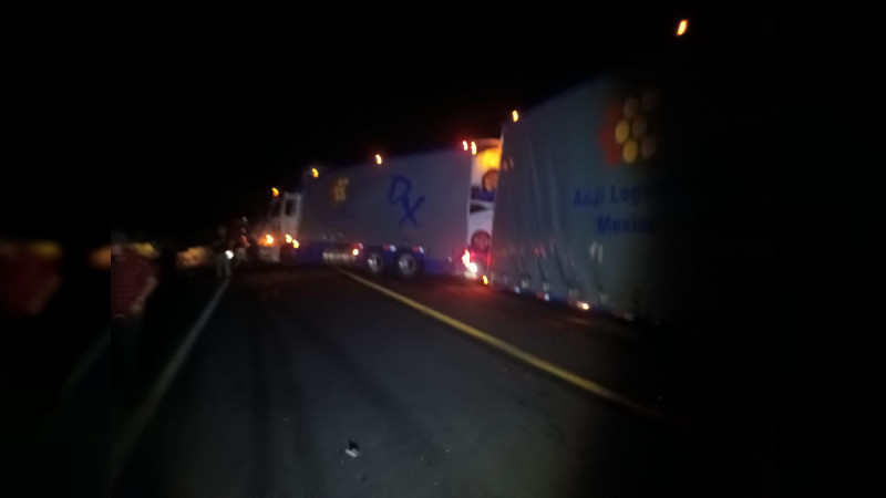 Muere chofer en colisión de tráileres en la Autopista Siglo XXI 