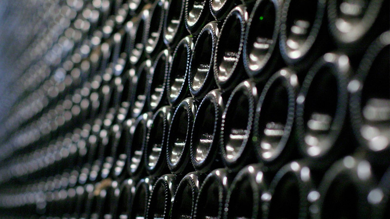 Detienen a hombre por robarse más de 7 mil botellas de vino, en Francia 