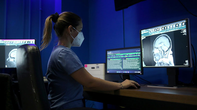 Ir a urgencias ante primeros síntomas de encefalitis puede frenar daño neuronal: Issste  